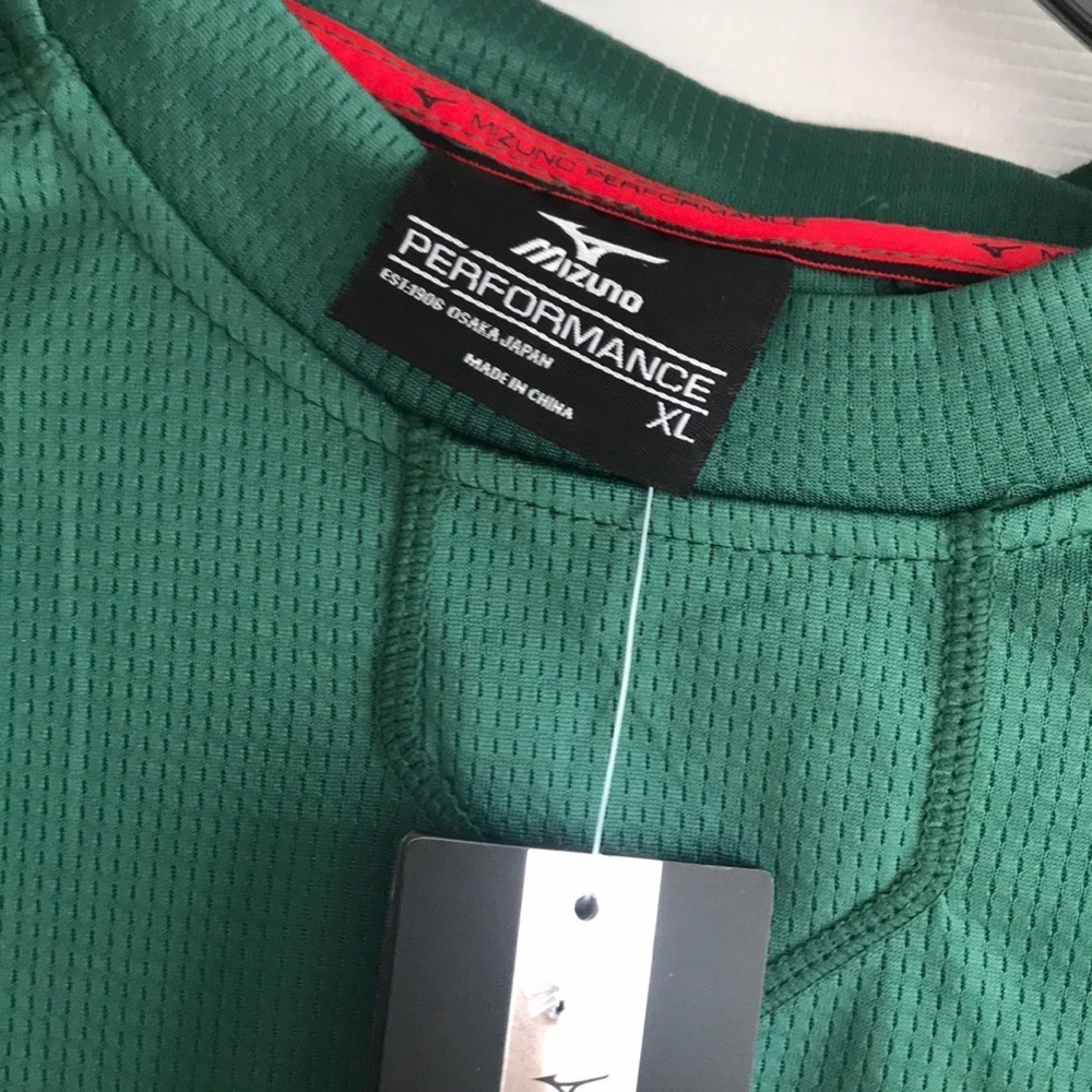 NWT kid’s long sleeve Mizuno performance top XL - Picture 2 of 8